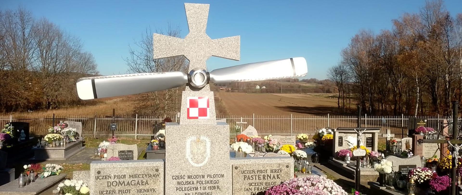 Mogiła zbiorowa lotników z 1939 r. w Szebniach 