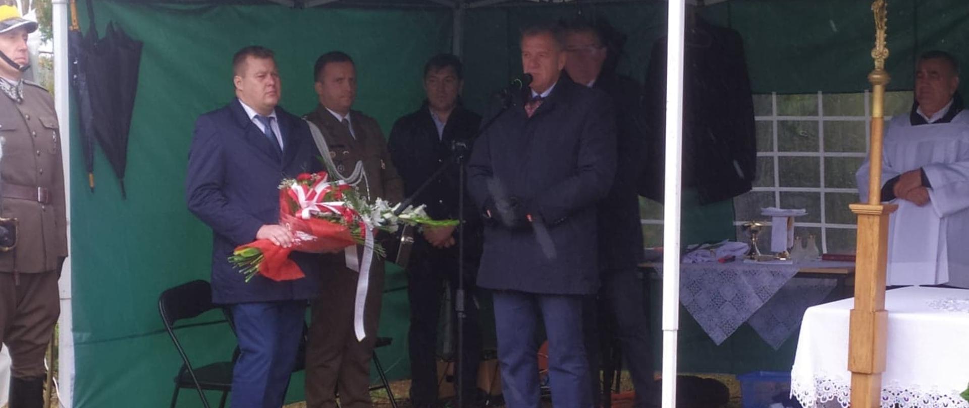 Starosta bielski Sławomir Jerzy Snarski przemawia podczas uroczystości 83 rocznicy bitwy pod Olszewem 