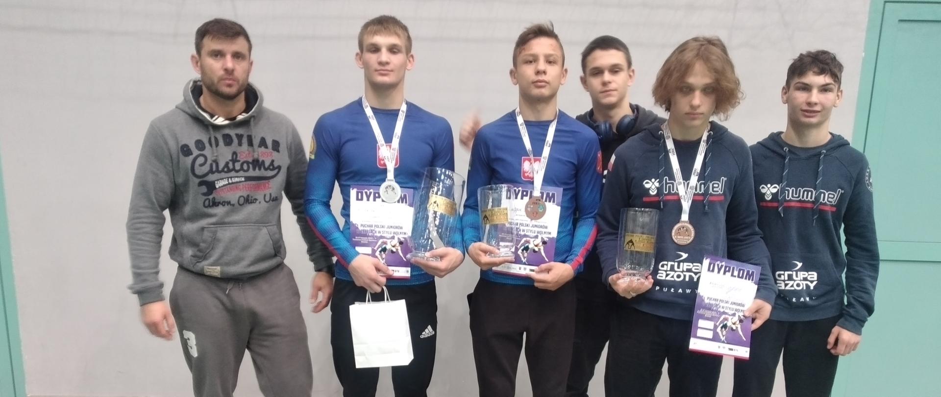 Trener Damian Jakóbczyk wraz z zawodnikami