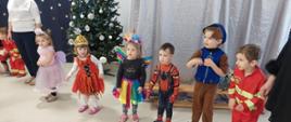 Dzieci w strojach karnawałowych podczas zabawy