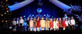 Dzieci występują na scenie, w trakcie koncertu w Hajnowskim Domu Kultury
