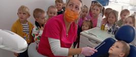 W gabinecie dentystycznym - poznajemy sprzęt, oswajamy się z fotelem dentystycznym 