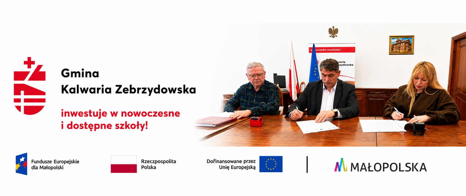 Grafika informacyjna przedstawiająca podpisanie dokumentów związanych z inwestycją edukacyjną w Gminie Kalwaria Zebrzydowska. Po lewej stronie widoczne są logotypy Gminy Kalwaria Zebrzydowska oraz ikonka budynku szkoły wraz z napisem: „Gmina Kalwaria Zebrzydowska inwestuje w nowoczesne i dostępne szkoły!”. Po prawej stronie przy drewnianym stole siedzą trzy osoby podpisujące dokumenty, w tle znajdują się flagi Polski i Unii Europejskiej oraz roll-up gminy. U dołu grafiki umieszczono logotypy Funduszy Europejskich dla Małopolski, Rzeczypospolitej Polskiej, Unii Europejskiej oraz Województwa Małopolskiego.