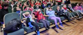 Dzieci podczas spektaklu