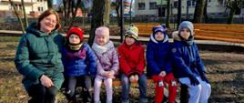 Nauczycielka i dzieci pozują do wspólnego zdjęcia