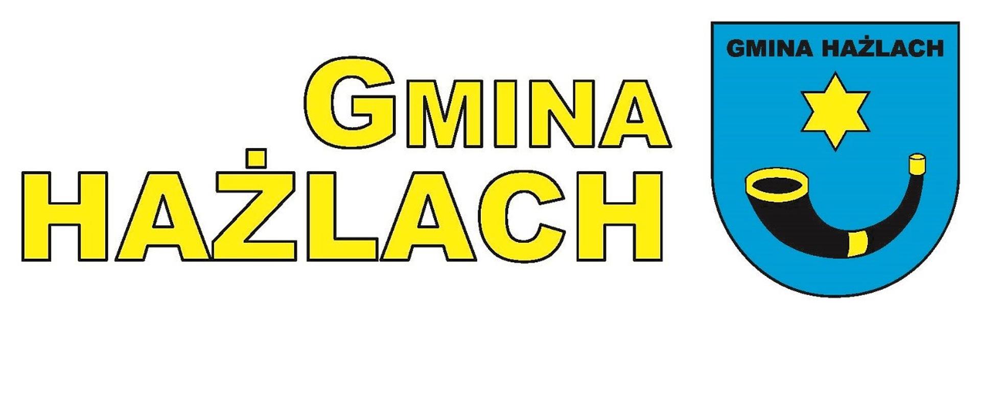 Z lewej strony napis złotymi literami Gmina Hażlach. Z prawej strony herb Gminy Hażlach: na niebieskim polu złota gwiazda sześciopromienna, poniżej czarny róg myśliwski ze złotymi okuciami. 