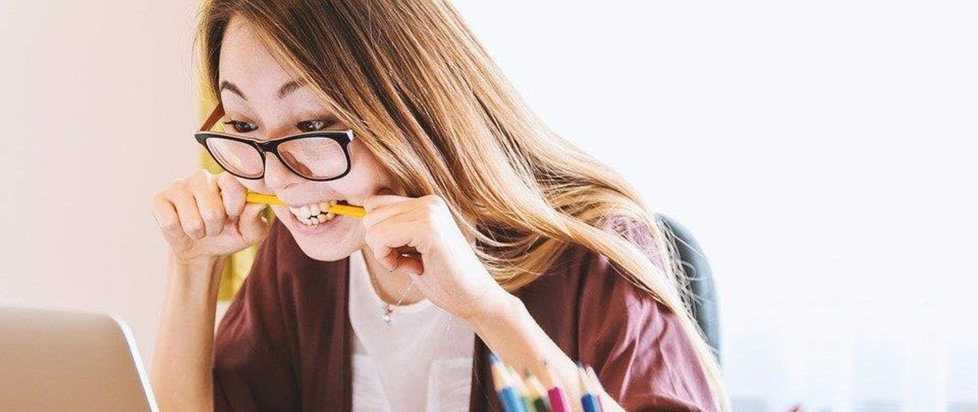 grafika przedstawia dziewczynę uczącą się 