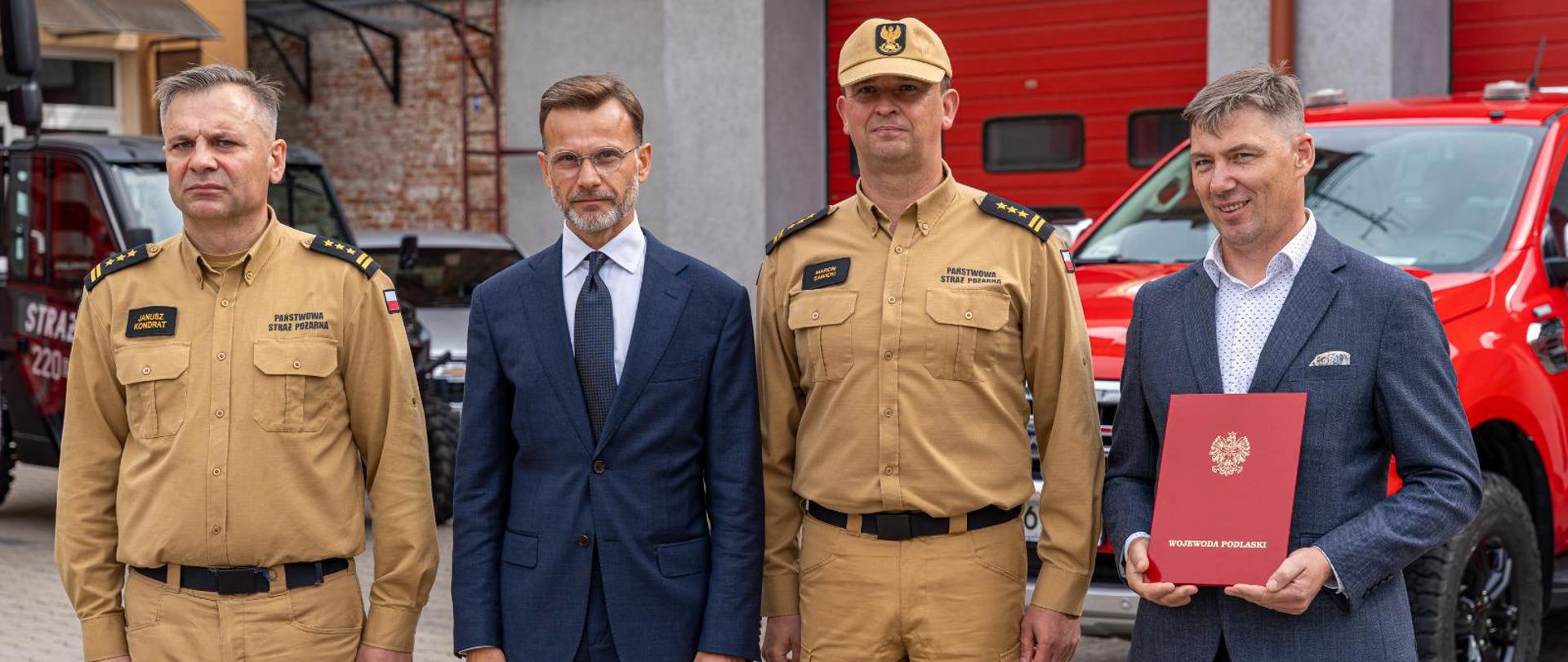 Umowę na finansowania zadań realizowanych przez Państwową Straż Pożarną w ramach programu Ochrona Ludności i Obrony Cywilnej z rąk wojewody podlaskiego odebrał członek zarządu powiatu Maciej Bobel 