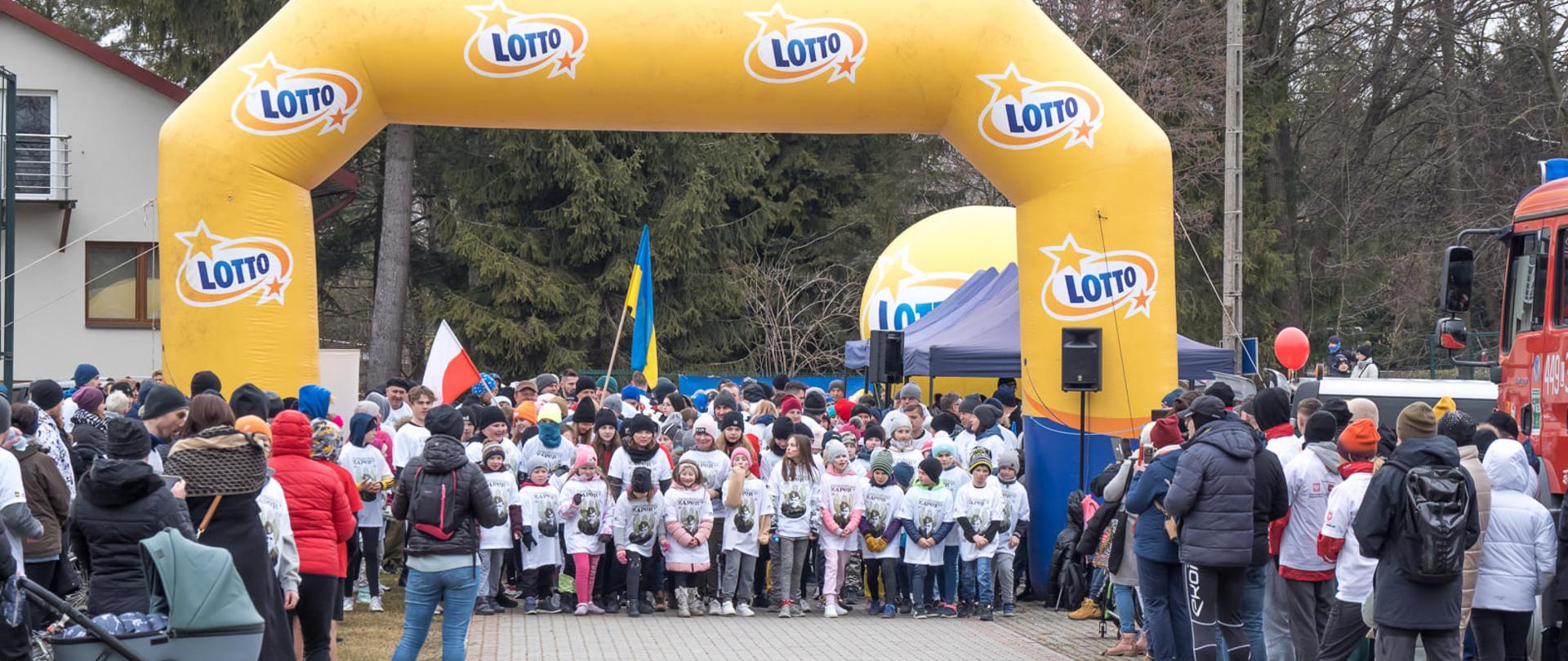 Zdjęcie przedstawia start biegu oraz uczestników.