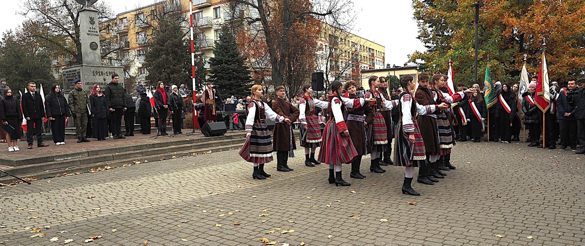 Zespół Pieśni i Tańca Podlaskie Kukułki, uczniowie Zespołu Szkół nr 4 im. Ziemi Podlaskiej w Bielsku Podlaskim oraz Grupa Rekonstrukcyjna „ReKoństruktorzy” przy Konnym Zakątku w Hryniewiczach Dużych i członkowie Stowarzyszenia Reditus podczas powiatowych uroczystości Narodowego Święta Niepodległości 