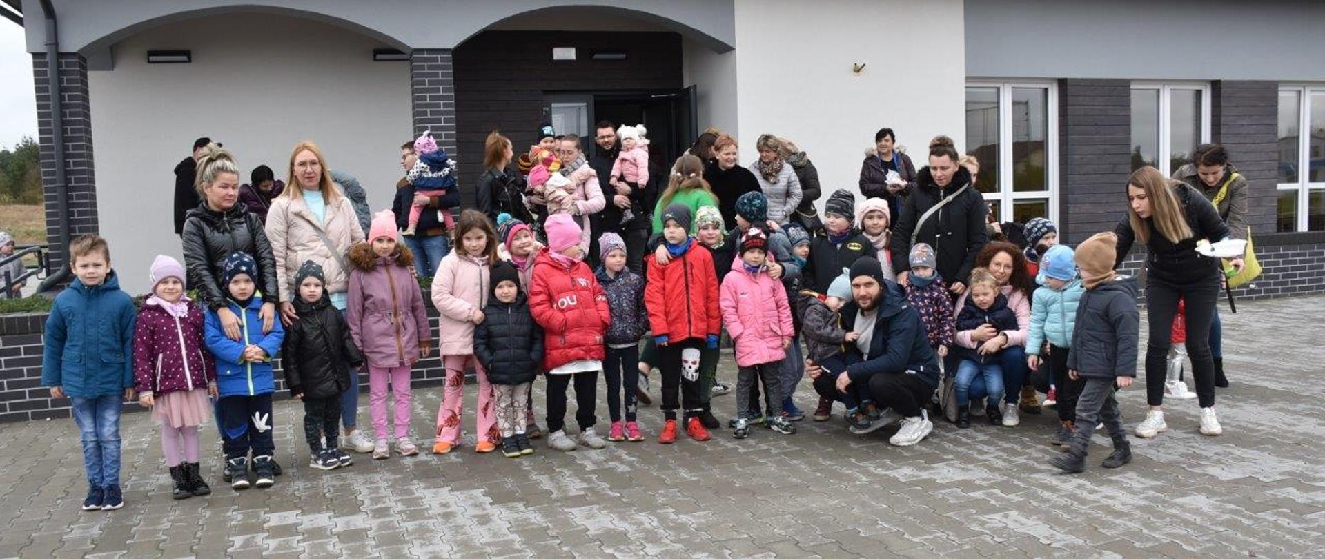 Zdjęcie grupowe przed świetlicą