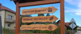 Na zdjęciu pokazane są znaki informacyjne wskazujące kierunki