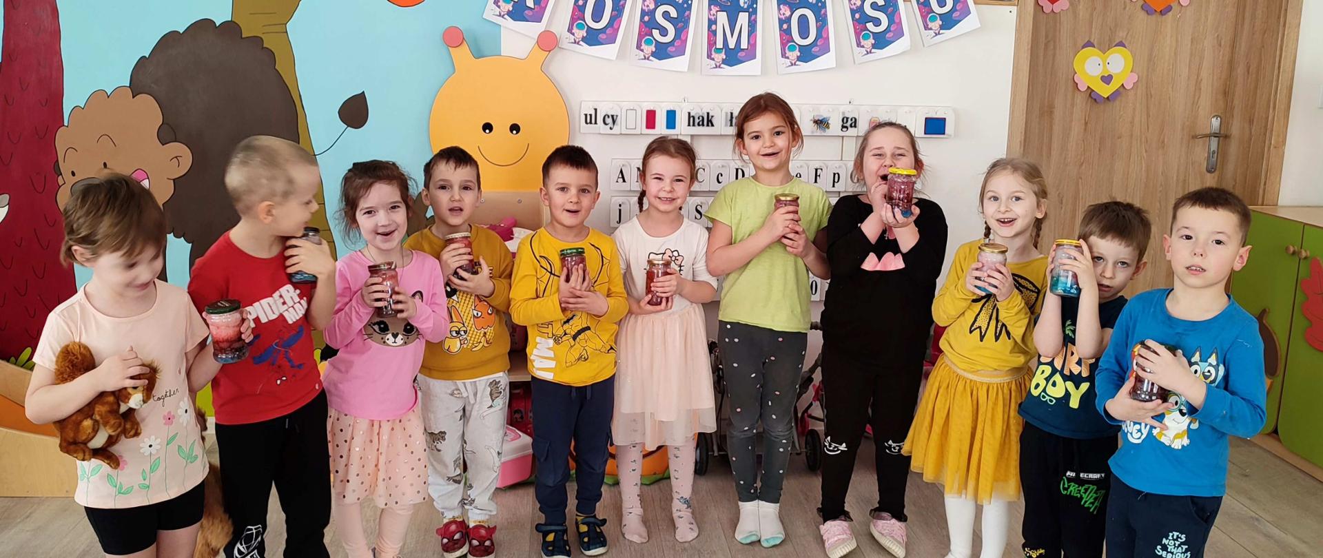 Dzieci pozują do zdjęcia