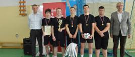 Pięciu zawodników Zespołu Szkół w Annopolu z zawieszonymi medalami na szyjach oraz nagrodami: piłką nożną, pucharem, dyplomem i torbami prezentowymi. Pierwszy z prawej strony stoi Członek Zarządu Powiatu w Kraśniku Marek Kołtun. Pierwszy z lewej stoi Dyrektor Zespołu Szkół w Annopolu Zbigniew Siewierski