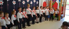 Dzieci biorące udział w uroczystym apelu preznetują repertuar muzyczny