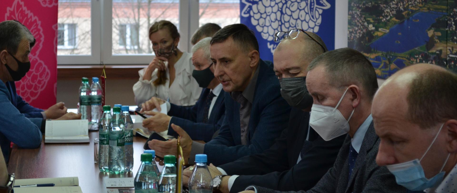 Poseł na Sejm Rzeczpospolitej Polskiej omawia cele i założenia założeń Rządowego Programu Inwestycji Strategicznych: Polski Ład.