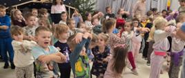 Dzieci w trakcie ćwiczeń