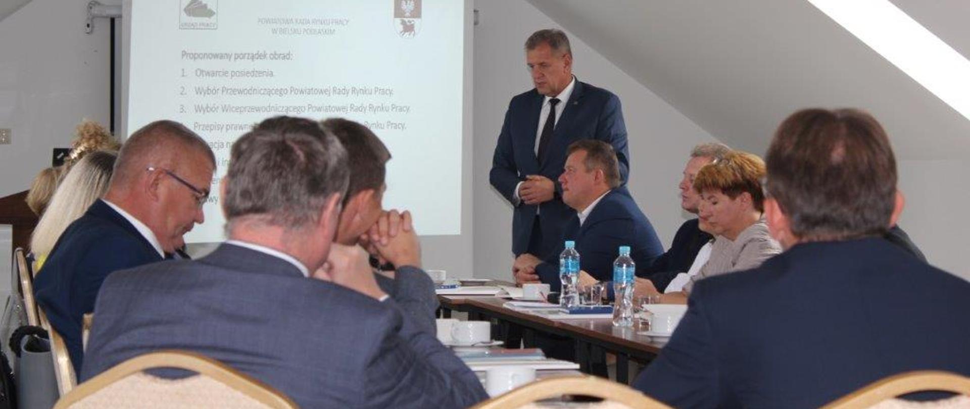 Starosta bielski Sławomir Jerzy Snarski przemawia na posiedzeniu Powiatowej Rady Rynku Pracy