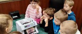 Dzieci w trakcie zajęć w banku - poznają warunki pracy