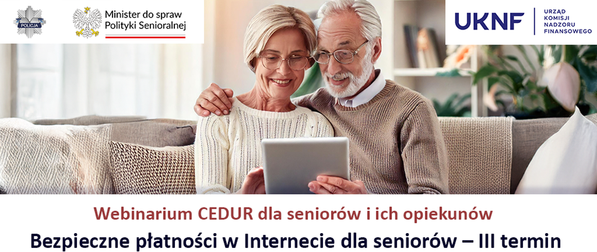 Baner webinarium, dwoje seniorów siedząc na kanapie, spogląda z uśmiechem na tablet