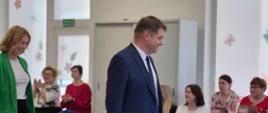 Burmistrz Ireneusz Roman Kiendyś i zastępca Barbara Sadowska witają się ze społecznością przedszkola