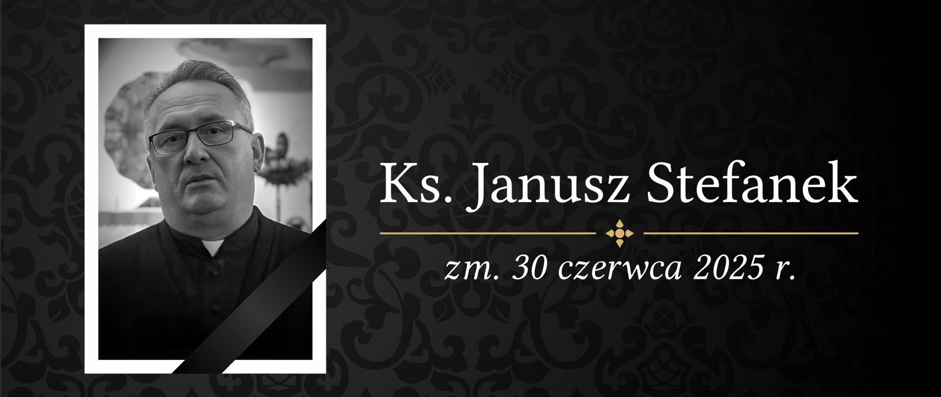 Grafika przedstawia przecięte czarną wstęgą czarno-białe zdjęcie zmarłego księdza w białej ramce. Obok zdjęcia biały napis "Ksiądz Janusz Stefanek, zmarł 30 czerwca 2025 r."