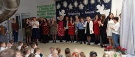 Dzieci wraz z nauczycielkami podczas występu