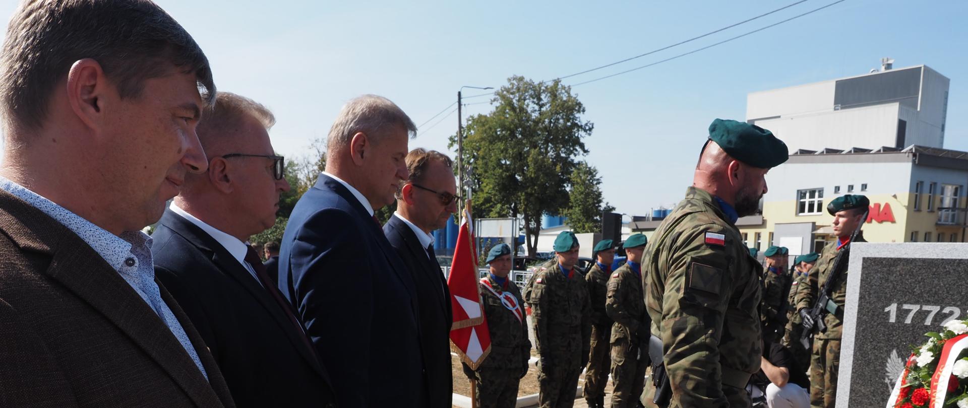 Przedstawiciele władz Powiatu Bielskiego składają wieniec pod pomnikiem Polska Droga Krzyżowa