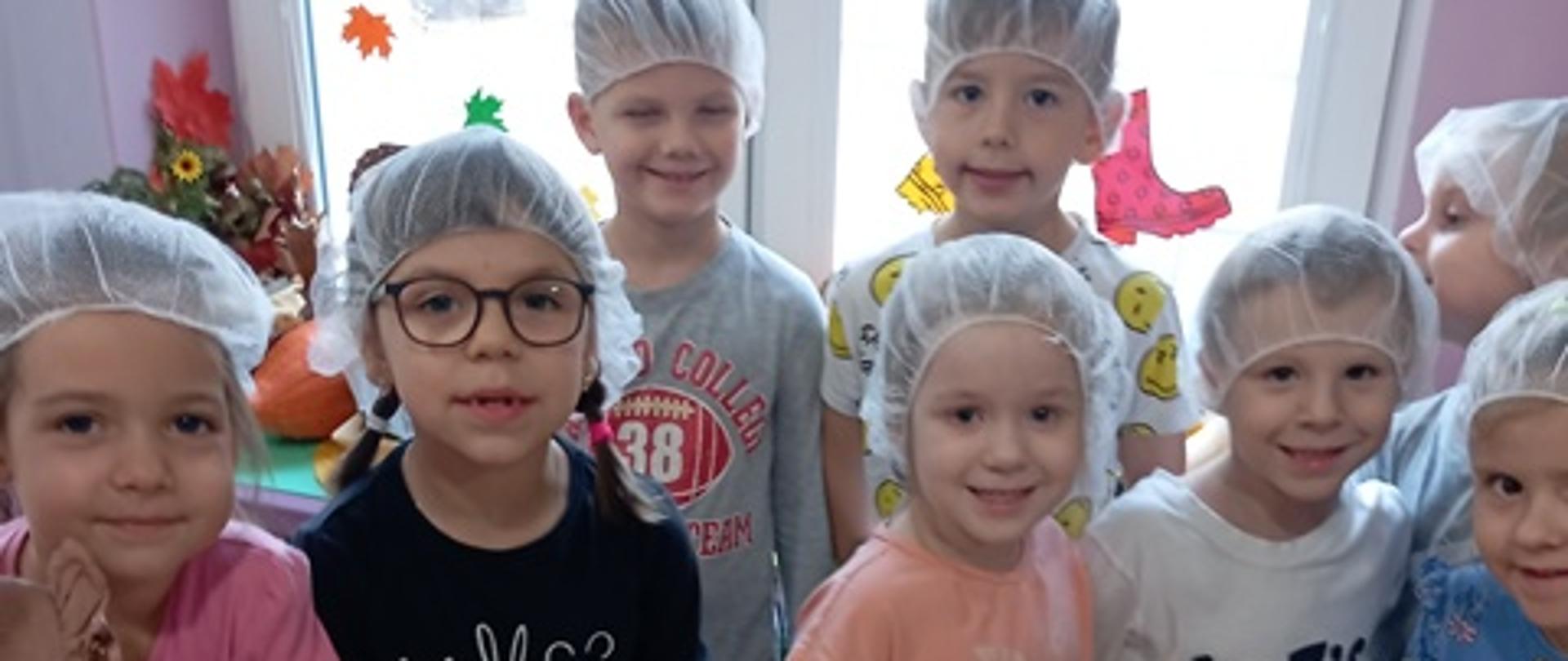 Dzieci prezentują efekty warsztatów - przygotowane ciasteczka