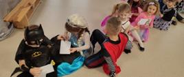 Dzieci w strojach karnawałowych podczas zabawy
