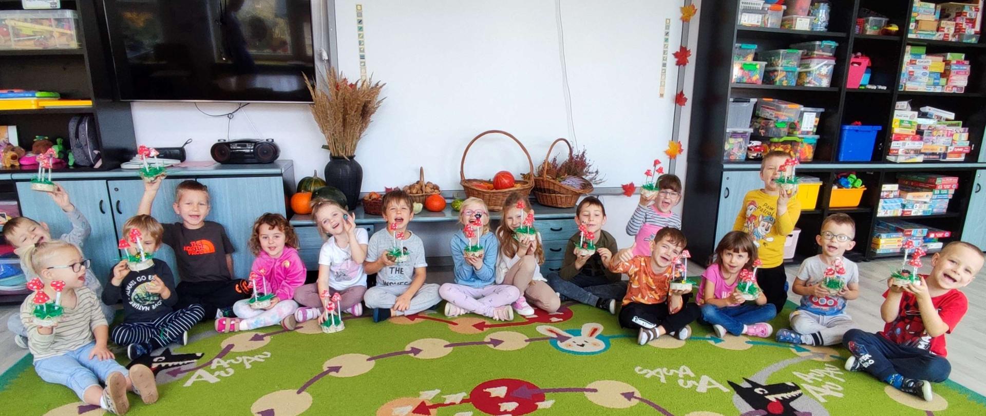 Dzieci pozują do zdjęcia w swojej sali