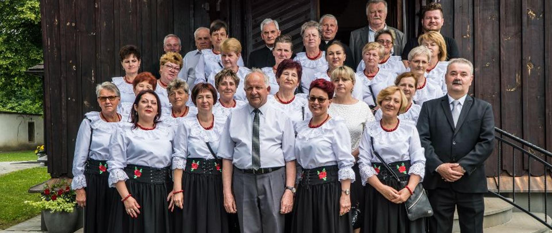 Zdjęcie grupowe Koła Gospodyń Wiejskich „Swojskie Klimaty” w Barwałdzie Średnim. Na pierwszym planie Burmistrz Miasta. 