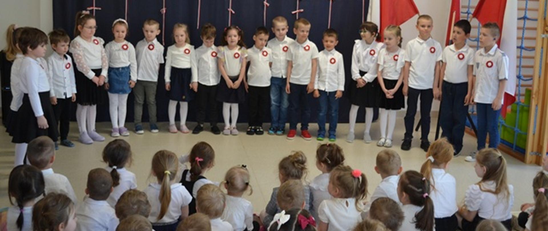 Dzieci biorące udział w uroczystym apelu preznetują repertuar muzyczny