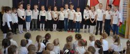 Dzieci biorące udział w uroczystym apelu preznetują repertuar muzyczny