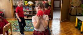 Zabawy z balonami - dziewczynka dmucha balon