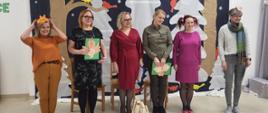 Dyrekcja przedszkola wraz z pracownikiem Nadleśnictwa na chwilę przed podsumowaniem konkursu