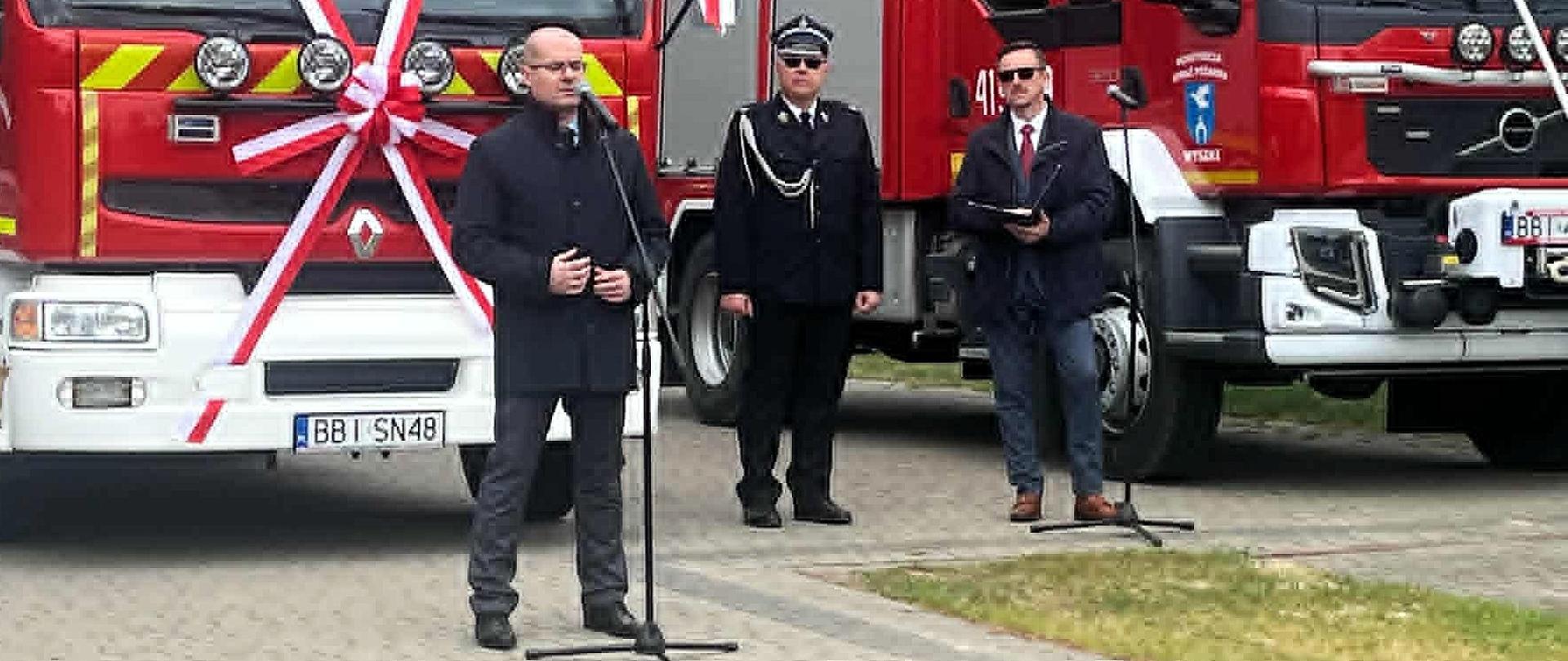 Sekretarz Powiatu Bielskiego Marek Martyniuk, reprezentujący starostę bielskiego Sławomira Jerzego Snarskiego na obchodach Dnia Strażaka w Wyszkach