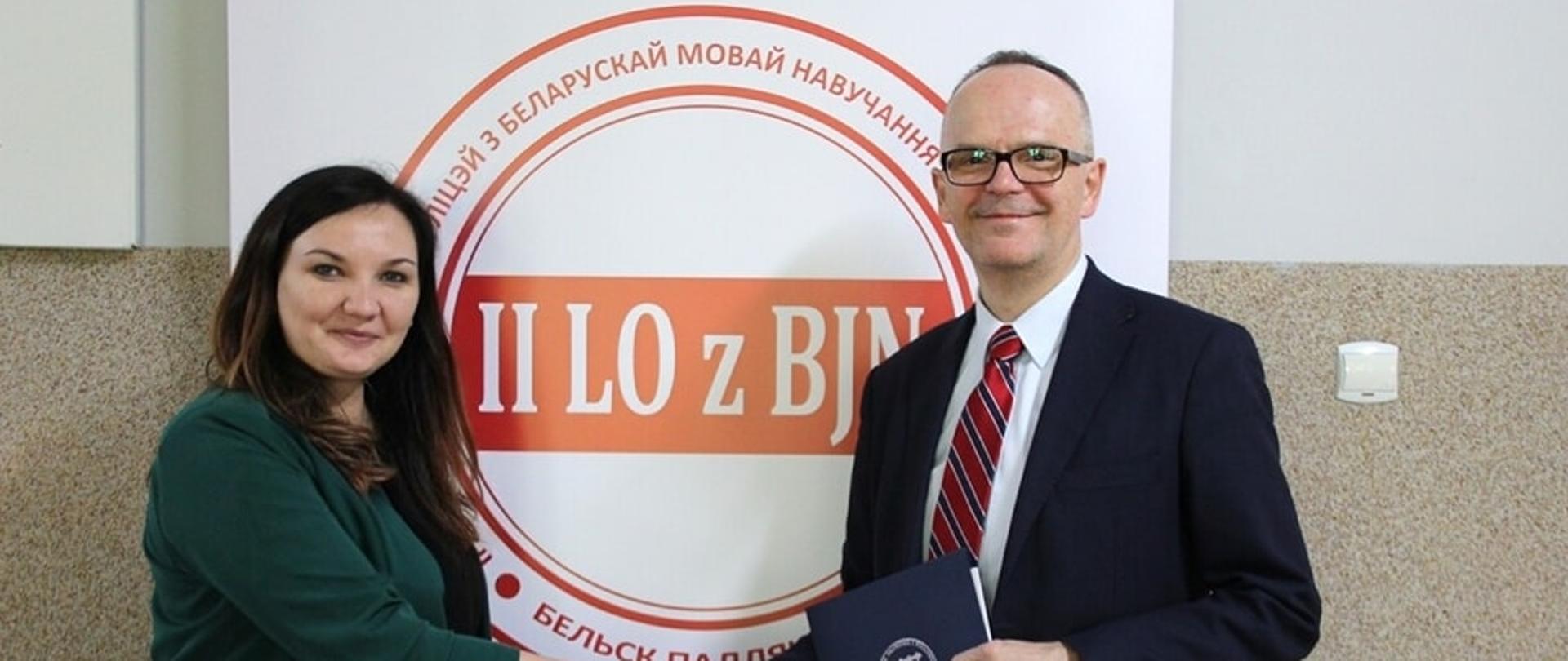 Dyrektor II LO Joanna Jakimiuk i prof. dr hab. Robert W. Ciborowski, dziekan Wydziału Ekonomii UwB 