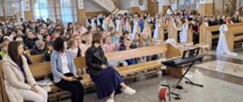 Gminny Przegląd Pieśni Religijnej w Rokicinach Podhalańskich- kolaż dwóch zdjęć widownia siedząca w kościele podczas występów oraz przemowa prowadzącej. 