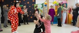 Kadra przedszkola w trakcie animacji - zajęcia z zaproszonymi gośćmi