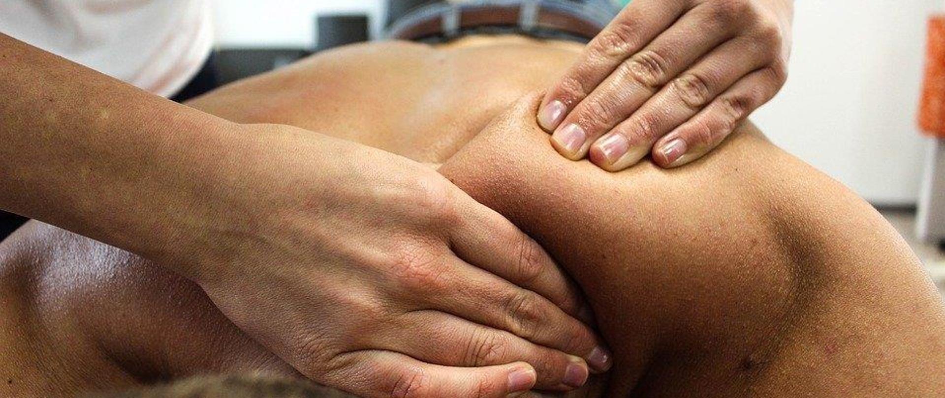 ZUS wznawia wyjazdy do sanatorium - grafika przedstawiająca masaż 