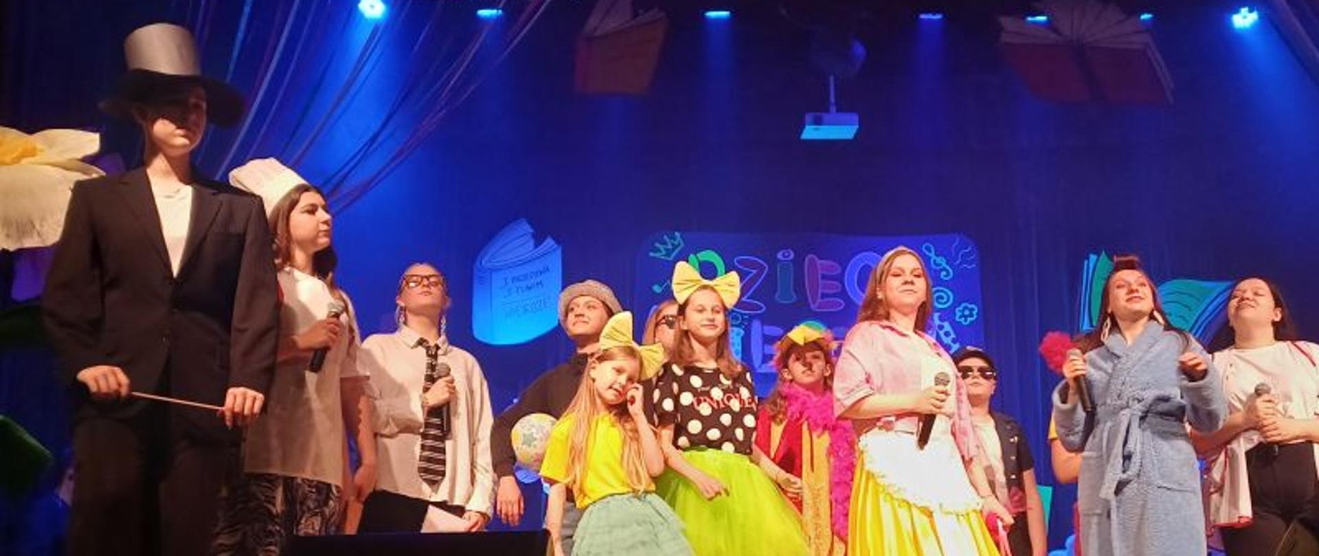 Spektakl - aktorzy na scenie