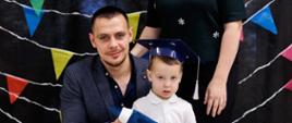 Rodzice pozują do zdjęcia z przedszkolakami