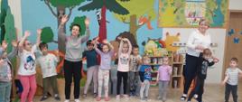 Wspólne zabawy dzieci z nauczycielkami i dyrekcją