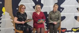 Dyrekcja przedszkola wraz z pracownikiem Nadleśnictwa na chwilę przed podsumowaniem konkursu