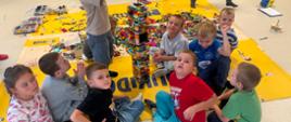 Dzieci w trakcie zabawy klockami LEGO