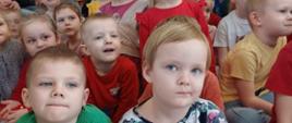 Dzieci oglądają spektakl