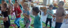 Zajęcia ruchowe - dzieci ćwiczą w sali przedszkolnej