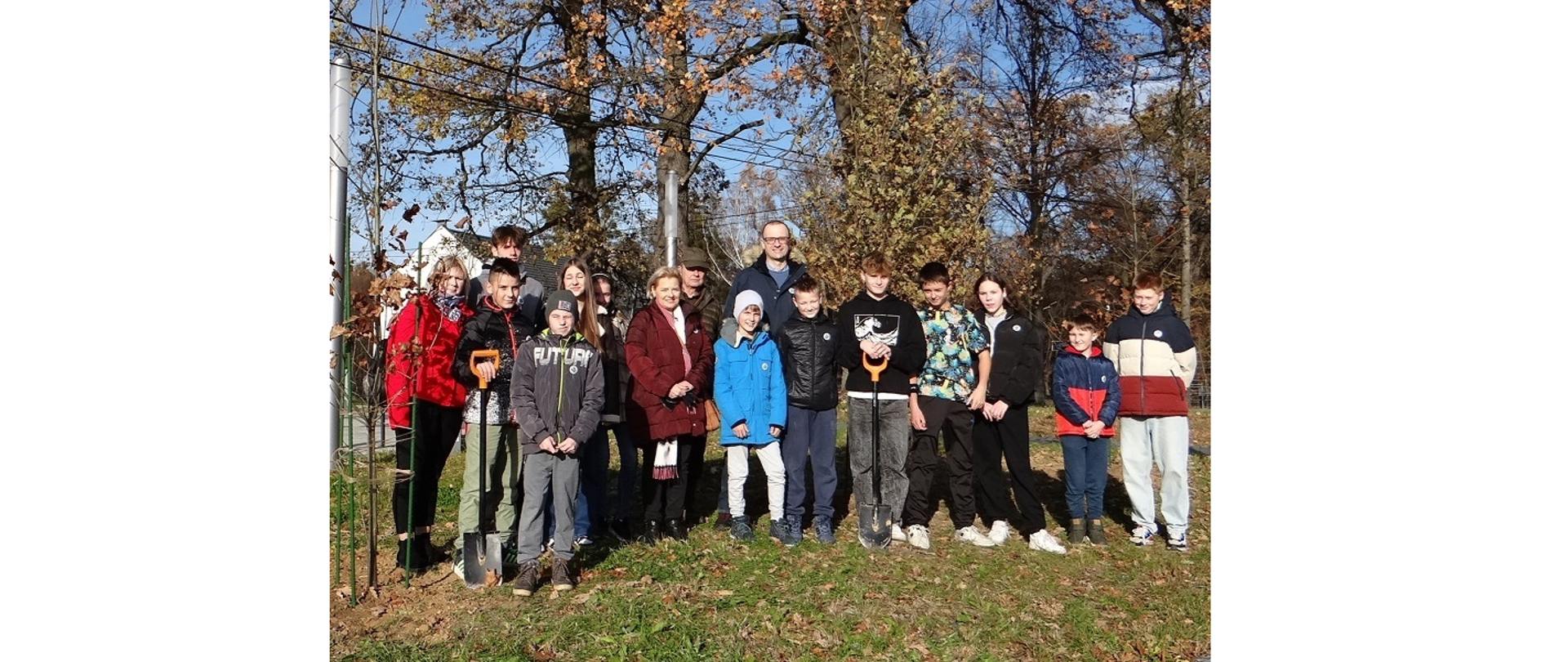 Pamiątkowa fotografia uczestników akcji. Do zdjęcia pozuje młodzież oraz jej opiekunowie