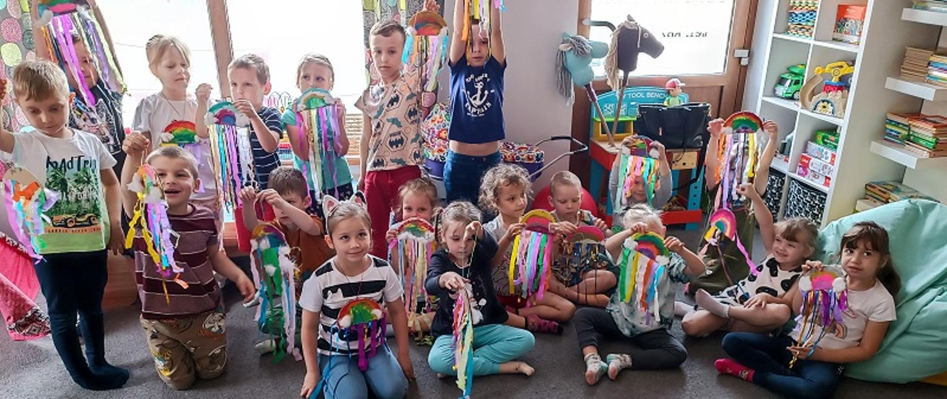 Zdjęcie grupowe dzieci prezentacyjnych efekty pracy twórczej